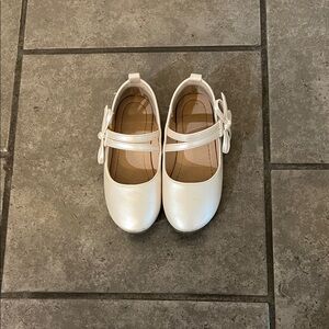 Elegant Cream Kids' Mary Jane Shoes